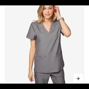 “Casma” 3 pocket scrub top